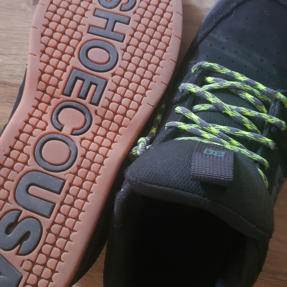 DC SHOE CO SKATE SHOES 10.5